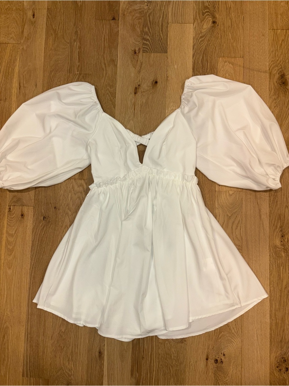 Selfie Leslie White Puff-Sleeve Cutout Tunic